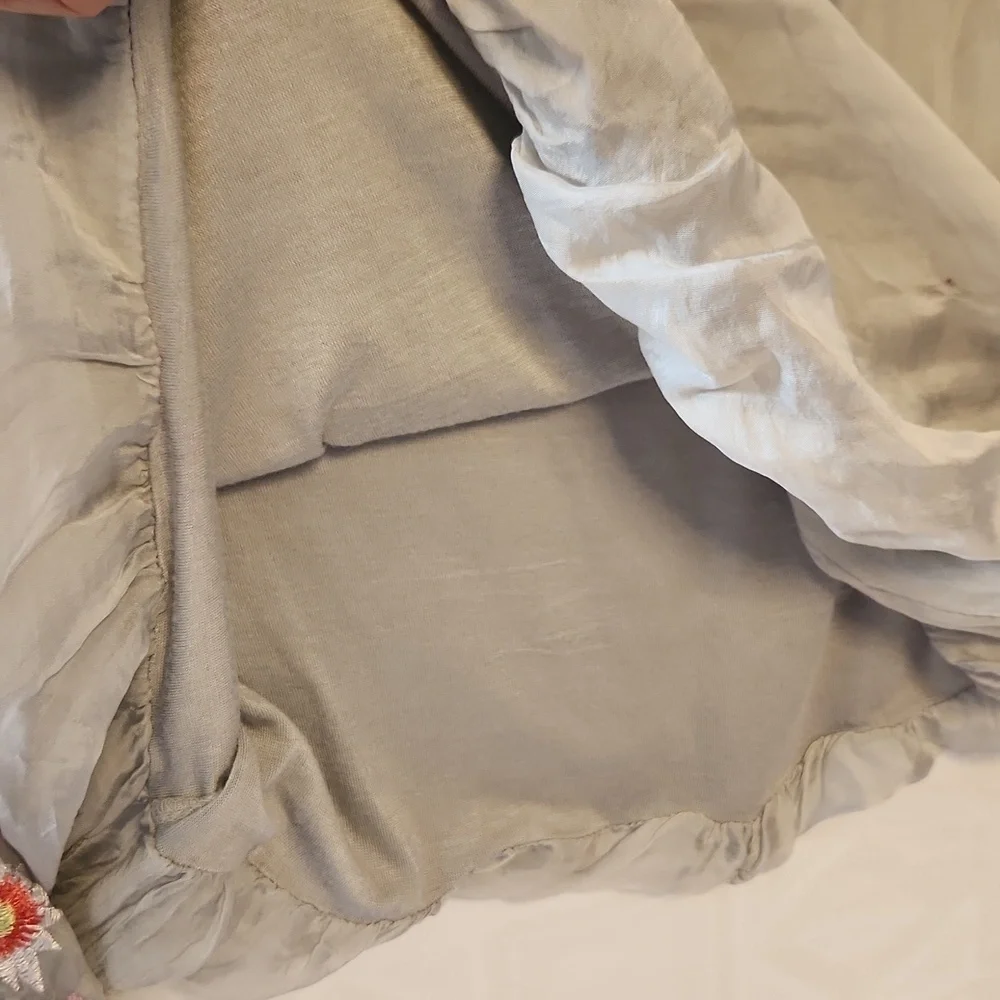 Made In Italy Silk Embroidered Gray Women's Top Sz M - Picture 6 of 11